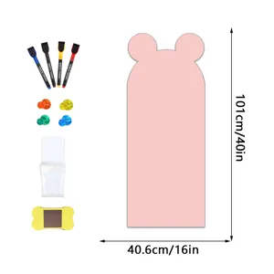 Magnetische Whiteboard-Folie für Kinderzimmer mit bunten Markern, Magneten und Radierer.