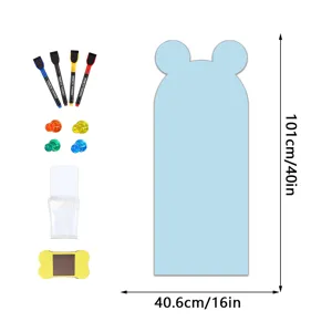 Detailansicht des bärenförmigen magnetischen Wandtafelaufklebers mit Markern und Zubehör.