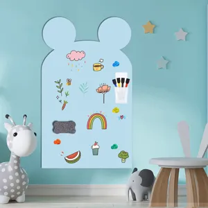 Nahaufnahme des niedlichen Bären Magnet-Whiteboard-Aufklebers mit bunten Motiven im Kinderzimmer.