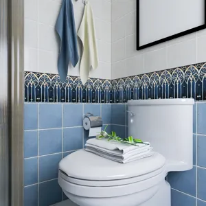 Scena di adesivi per piastrelle da bagno che mostra motivi gotici retrò nei dettagli.