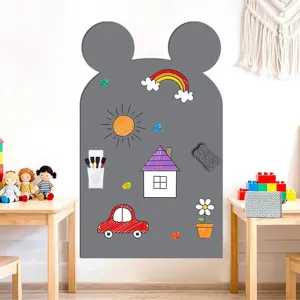 Detailansicht des magnetischen Kinderzimmer-Wandaufklebers mit niedlichen Formen und Set.
