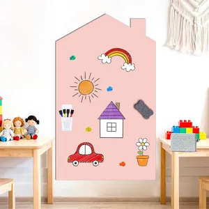 Detailaufnahme der magnetischen Wandtafel für Kinderzimmer mit niedlichen Motiven und Holzmöbeln.