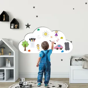 Wolkige magnetische Whiteboard Wandaufkleber im Kinderzimmer, ideal zum Zeichnen und Schreiben.