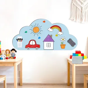 Niedlicher wolkenförmiger magnetischer Whiteboard Wandaufkleber Detail für Kinderzimmer.