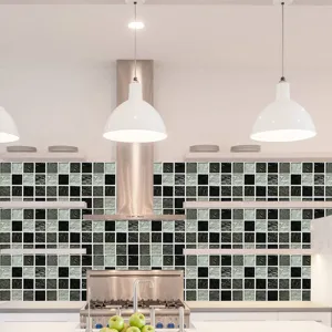 Nahaufnahme der selbstklebenden 3D Mosaik Wandfliesen im modernen Küchen Dekor Design.