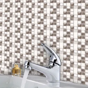 Nahaufnahme der 3D-Mosaik-Fliesenaufkleber Textur im modernen Badezimmer-Waschbeckenbereich.