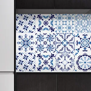 Dettaglio adesivo per piastrelle retrò blu e bianco con motivo geometrico da cucina.