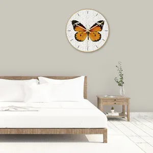 Vista dettagliata di un orologio da parete con farfalla moderna in una camera accogliente.
