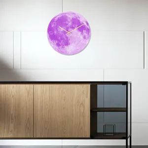 Vista dettagliata dell'orologio da parete luna viola con superficie acrilica e lancette.