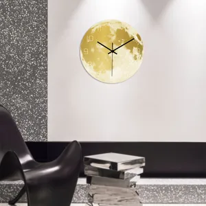 Dettaglio orologio da parete luna luminoso moderno, orologio rotondo acrilico per arredo.