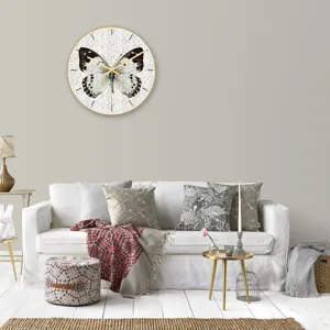 Kreative Schmetterling Wanduhr Szene zeigt das Acryl UV-Druck Design im modernen Wohnzimmer.