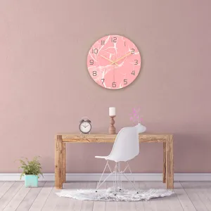 Minimalistische rosafarbene Marmor-Wanduhr Detailansicht, moderne runde Quarzuhr für Wohnzimmer.