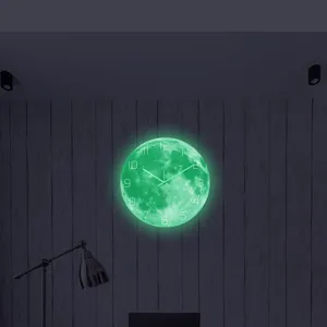 Dettaglio orologio da parete luna luminosa con superficie lunare splendente in stanza buia.