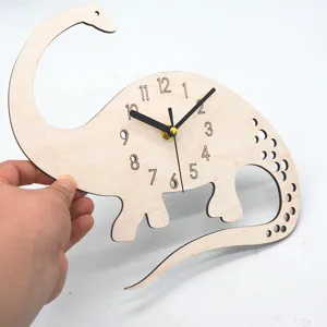 Detalle de reloj de pared de madera con forma de dinosaurio, diseño creativo y manecillas.