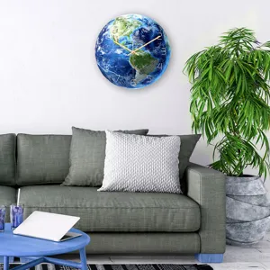Escena de detalle con un reloj de pared creativo con diseño de tierra en salón moderno.