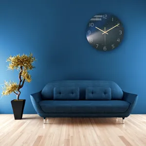 Escena de pared con reloj creativo cielo estrellado y diseño de galaxia con agujas doradas.