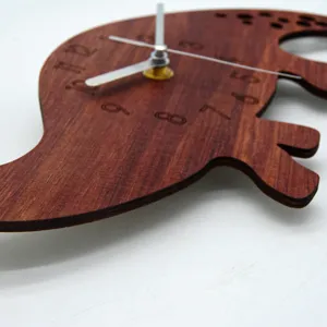 Primer plano detallado de la superficie del reloj de madera con números grabados y agujas.