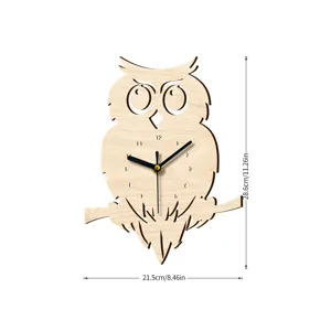 Detalle de reloj de pared de búho de madera con dimensiones de 21,5x28,6 cm y números.