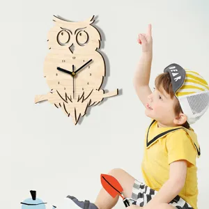 Reloj de pared de búho en madera con movimiento silencioso para la decoración infantil.