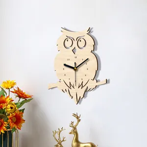 Vista detallada de reloj de pared de madera con forma de búho, agujas y movimiento silencioso.