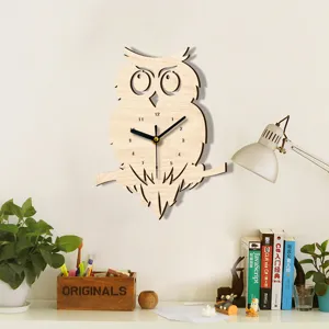 Reloj de pared de madera con diseño de búho, movimiento silencioso para decoración detalle.