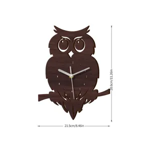 Vista detallada del reloj de pared de madera con diseño de búho y manecillas plateadas.