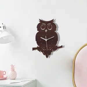 Reloj de pared de búho de madera con movimiento silencioso y diseño animal para decoración del hogar.