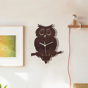 Reloj de pared de madera con forma de búho, movimiento silencioso y agujas para decoración.