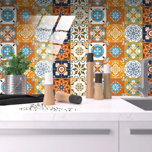 Vista dettagliata di un adesivo per piastrelle marocchine decorative in una moderna cucina.