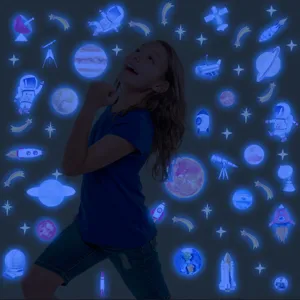 Stickers muraux spatiaux phosphorescents pour chambre d'enfant avec étoiles et planètes.