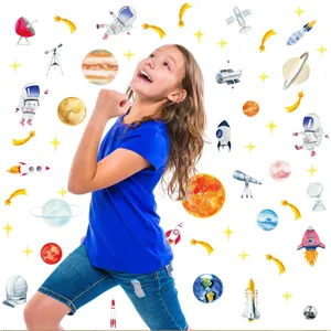 Autocollants muraux spatiaux aquarelle colorés pour chambre d'enfant, planètes et fusées.