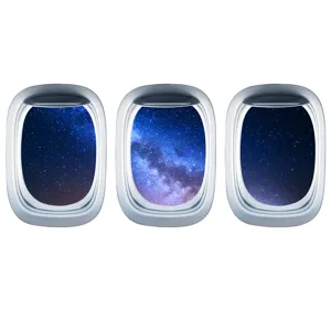 Détail d'autocollant mural hublot d'avion, vue galaxie nuit étoilée brillante chambre enfant.