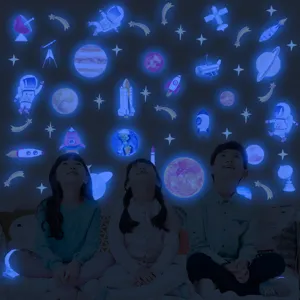 Vue détaillée des stickers muraux spatiaux phosphorescents pour enfants, décoration astronaute.