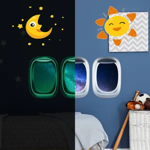 Stickers muraux hublot avion lumineux avec lune et soleil, déco chambre enfant phosphorescente.