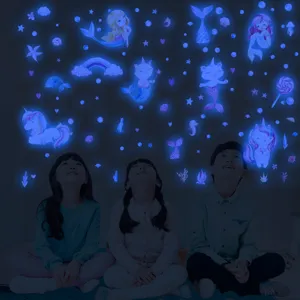 Autocollants muraux lumineux vue de detail avec sirenes et licornes pour chambre d'enfant.