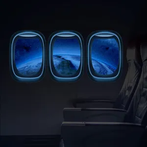 Sticker mural lumineux hublot d'avion décoration spatiale pour chambre d'enfant détail.