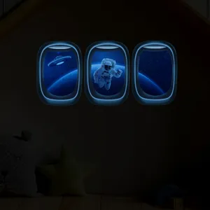 Vue détaillée autocollants muraux hublot d'avion phosphorescents astronaute chambre enfant.