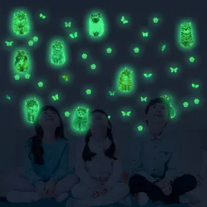 Vue détaillée des autocollants muraux chat lumineux dans la chambre, stickers phosphorescents.
