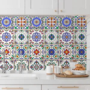 Vista dettagliata di adesivi per piastrelle retrò colorati in cucina per decorazione murale.