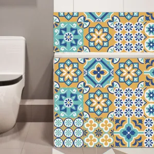 Detalle de adhesivo de azulejos marroquíes con patrones florales retro azul y amarillo.