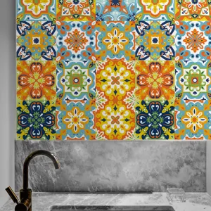 Vista dettagliata di adesivi per piastrelle retrò colorati, decorazione murale per cucina.