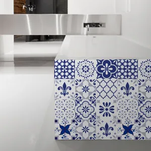 Adesivo per piastrelle retrò blu e bianco vista dettagliata, decorazione murale geometrica.