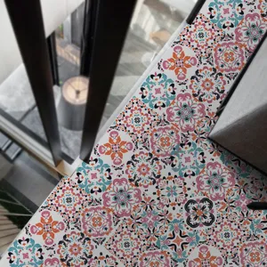 Vista dettagliata di adesivi per piastrelle in stile retrò con motivi colorati per pavimenti.