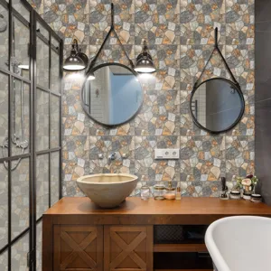 Vista dettagliata dell'adesivo murale effetto piastrella in ecopelle installato in un bagno.