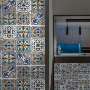 Vista dettagliata dell'adesivo per piastrelle retro con classico motivo floreale blu.