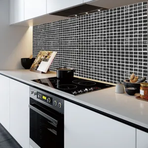 Adesivi per piastrelle a mosaico in PVC per cucina, dettaglio del motivo a griglia bianco e nero.