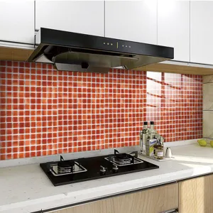 Dettaglio adesivo per piastrelle a mosaico da cucina con pellicola decorativa in PVC arancione.