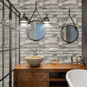 Vista dettagliata dell'adesivo murale effetto pietra in un bagno moderno con ottima finitura.