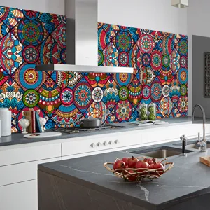 Vista dettagliata dell'adesivo murale mandala colorato per paraschizzi da cucina.