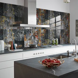 Moderne Kristallfliesen Wandaufkleber mit Metallstein Textur fur stilvolle Kuche Detailansicht.